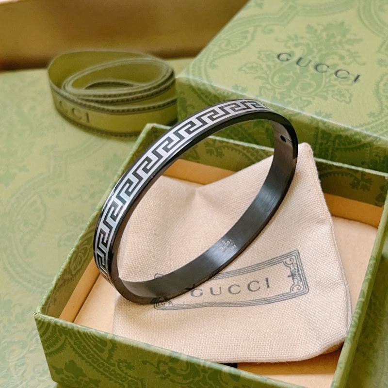 G*u*i bracelets